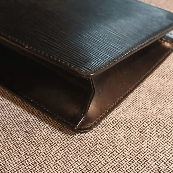 Louis Vuitton Black Epi Clutch Bag - Picture 10 of 16